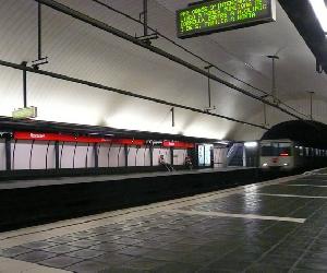 https://upload.wikimedia.org/wikipedia/commons/3/3f/Estaci%C3%B3_de_Rocafort.jpg
