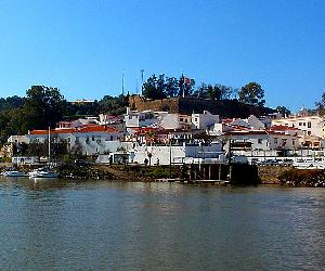 https://upload.wikimedia.org/wikipedia/commons/thumb/4/46/Alcoutim_(Portugal)_(22743253823)_(cropped).jpg/1200px-Alcoutim_(Portugal)_(22743253823)_(cropped).jpg