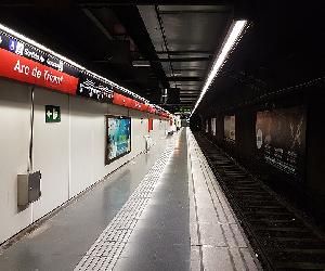 https://upload.wikimedia.org/wikipedia/commons/thumb/4/46/Estaci%C3%B3_de_metro_Arc_de_Triomf_2018.jpg/800px-Estaci%C3%B3_de_metro_Arc_de_Triomf_2018.jpg