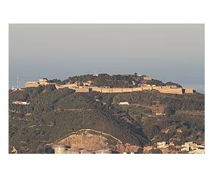 https://upload.wikimedia.org/wikipedia/commons/thumb/4/49/Fortaleza_del_monte_Hacho_(Ceuta,Espa%C3%B1a).jpg/275px-Fortaleza_del_monte_Hacho_(Ceuta,Espa%C3%B1a).jpg