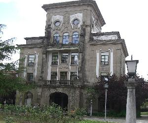 https://upload.wikimedia.org/wikipedia/commons/thumb/4/42/Colegio_Mayor_San_Clemente.jpg/1200px-Colegio_Mayor_San_Clemente.jpg