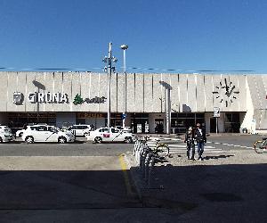 https://upload.wikimedia.org/wikipedia/commons/thumb/4/4d/Girona_station_entrance.jpg/1280px-Girona_station_entrance.jpg