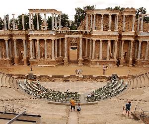https://upload.wikimedia.org/wikipedia/commons/thumb/5/58/Teatro_Romano_de_M%C3%A9rida_(Badajoz,_Espa%C3%B1a)_02.jpg/800px-Teatro_Romano_de_M%C3%A9rida_(Badajoz,_Espa%C3%B1a)_02.jpg