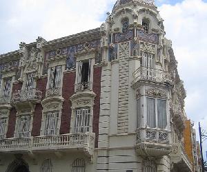 https://upload.wikimedia.org/wikipedia/commons/thumb/5/53/Cartagena_palacio_aguirre.jpg/490px-Cartagena_palacio_aguirre.jpg