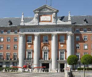 https://upload.wikimedia.org/wikipedia/commons/thumb/5/53/P%C3%B3rtico_de_Honor,_en_la_sede_del_Ej%C3%A9rcito_del_Aire,_Madrid,_Espa%C3%B1a.JPG/1280px-P%C3%B3rtico_de_Honor,_en_la_sede_del_Ej%C3%A9rcito_del_Aire,_Madrid,_Espa%C3%B1a.JPG