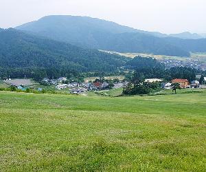 https://upload.wikimedia.org/wikipedia/commons/thumb/5/5f/130914_Kannabe_highlands_Toyooka_Hyogo_pref_Japan01s3.jpg/800px-130914_Kannabe_highlands_Toyooka_Hyogo_pref_Japan01s3.jpg