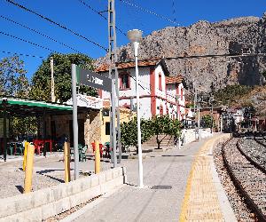 https://upload.wikimedia.org/wikipedia/commons/thumb/6/64/El_Chorro_-_train_station.jpg/1920px-El_Chorro_-_train_station.jpg