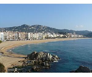 https://upload.wikimedia.org/wikipedia/commons/thumb/6/69/Platja_de_Lloret.jpg/266px-Platja_de_Lloret.jpg