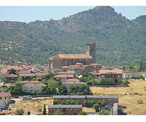 https://upload.wikimedia.org/wikipedia/commons/thumb/6/61/Vista_de_Robledo_de_Chavela_con_la_iglesia_de_la_Asunci%C3%B3n.jpg/266px-Vista_de_Robledo_de_Chavela_con_la_iglesia_de_la_Asunci%C3%B3n.jpg