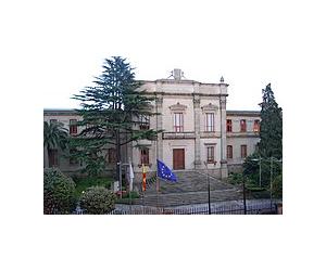 https://upload.wikimedia.org/wikipedia/commons/thumb/6/63/Parlamento_de_Galicia.jpg/220px-Parlamento_de_Galicia.jpg