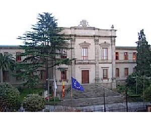 https://upload.wikimedia.org/wikipedia/commons/thumb/6/63/Parlamento_de_Galicia.jpg/220px-Parlamento_de_Galicia.jpg