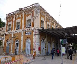 https://upload.wikimedia.org/wikipedia/commons/thumb/6/6e/Tortosa_-_Estaci%C3%B3n_de_Adif_1.JPG/800px-Tortosa_-_Estaci%C3%B3n_de_Adif_1.JPG