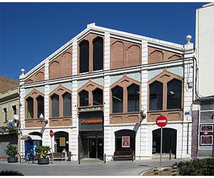 https://upload.wikimedia.org/wikipedia/commons/thumb/6/6f/Mercat_-_Sant_Just_Desvern_-_2011.jpg/300px-Mercat_-_Sant_Just_Desvern_-_2011.jpg