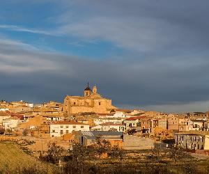https://upload.wikimedia.org/wikipedia/commons/thumb/6/6f/Torrehermosa,_Zaragoza,_Espa%C3%B1a,_2015-12-28,_DD_06.JPG/1920px-Torrehermosa,_Zaragoza,_Espa%C3%B1a,_2015-12-28,_DD_06.JPG
