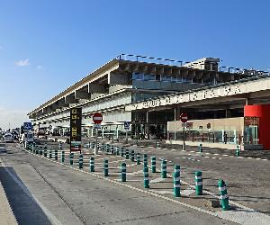 https://upload.wikimedia.org/wikipedia/commons/thumb/7/74/La_Palma_Airport_R01.jpg/1024px-La_Palma_Airport_R01.jpg