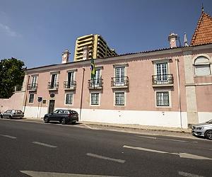 https://upload.wikimedia.org/wikipedia/commons/thumb/7/75/Embaixada_do_Brasil_em_Lisboa_(51235551960).jpg/420px-Embaixada_do_Brasil_em_Lisboa_(51235551960).jpg