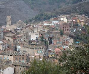 https://upload.wikimedia.org/wikipedia/commons/thumb/7/78/Porrera_-_Vista.jpg/1200px-Porrera_-_Vista.jpg