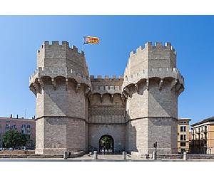 https://upload.wikimedia.org/wikipedia/commons/thumb/7/72/Puerta_de_los_Serranos,_Valencia,_Espa%C3%B1a,_2014-06-30,_DD_86.JPG/273px-Puerta_de_los_Serranos,_Valencia,_Espa%C3%B1a,_2014-06-30,_DD_86.JPG