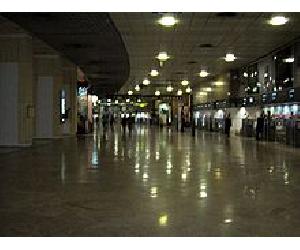 https://upload.wikimedia.org/wikipedia/commons/thumb/7/72/Pasillo_T1_Madrid-Barajas.jpg/220px-Pasillo_T1_Madrid-Barajas.jpg