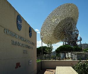 https://upload.wikimedia.org/wikipedia/commons/thumb/7/73/Antena_70_metros_desde_entrada_museo,_Deep_Space_Communications_Complex.jpg/1280px-Antena_70_metros_desde_entrada_museo,_Deep_Space_Communications_Complex.jpg