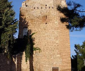 https://upload.wikimedia.org/wikipedia/commons/thumb/7/7a/Cari%C3%B1ena_-_Torreon_de_las_Monjas.jpg/436px-Cari%C3%B1ena_-_Torreon_de_las_Monjas.jpg