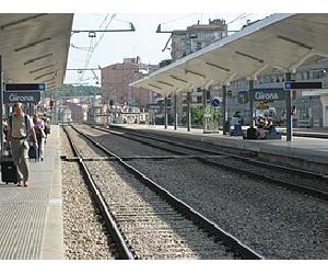 https://upload.wikimedia.org/wikipedia/commons/thumb/8/84/Girona.ferrocarril2.jpg/280px-Girona.ferrocarril2.jpg