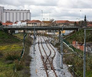 https://upload.wikimedia.org/wikipedia/commons/thumb/8/86/PK_117,_Linha_de_%C3%89vora,_2012.12.05_(8249004434).jpg/1280px-PK_117,_Linha_de_%C3%89vora,_2012.12.05_(8249004434).jpg