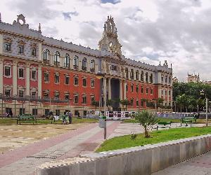 https://upload.wikimedia.org/wikipedia/commons/thumb/8/89/Murcia_University.jpg/1200px-Murcia_University.jpg