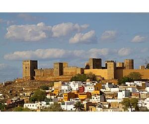 https://upload.wikimedia.org/wikipedia/commons/thumb/8/80/Castillo_de_Alcal%C3%A1_de_Guada%C3%ADra._Vista_desde_el_barrio_del_arrabal_o_barrio_del_castillo.jpg/273px-Castillo_de_Alcal%C3%A1_de_Guada%C3%ADra._Vista_desde_el_barrio_del_arrabal_o_barrio_del_castillo.jpg