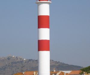 https://upload.wikimedia.org/wikipedia/commons/thumb/8/80/Farol_da_Azeda.JPG/1200px-Farol_da_Azeda.JPG