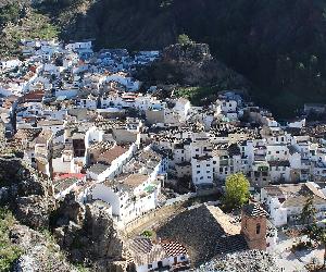 https://upload.wikimedia.org/wikipedia/commons/thumb/8/8c/Cambil,_en_Ja%C3%A9n_(Espa%C3%B1a).jpg/1920px-Cambil,_en_Ja%C3%A9n_(Espa%C3%B1a).jpg