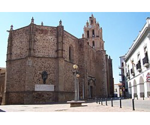 https://upload.wikimedia.org/wikipedia/commons/thumb/9/94/Almendralejo_Iglesia_de_la_purificacion.jpg/250px-Almendralejo_Iglesia_de_la_purificacion.jpg