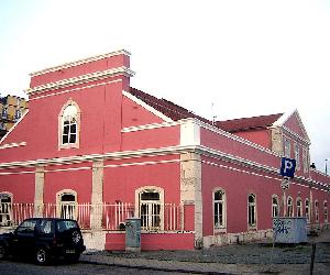 https://upload.wikimedia.org/wikipedia/commons/thumb/9/95/INPI_(Portugal)_-_Edif%C3%ADcio_Cais_de_Santar%C3%A9m.jpg/800px-INPI_(Portugal)_-_Edif%C3%ADcio_Cais_de_Santar%C3%A9m.jpg