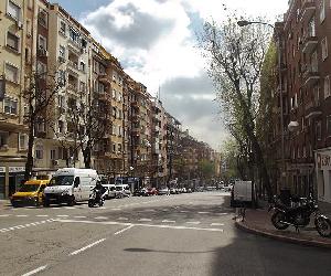 https://upload.wikimedia.org/wikipedia/commons/thumb/9/97/Calle_de_Cavanilles.JPG/800px-Calle_de_Cavanilles.JPG