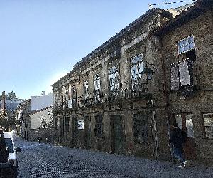 https://upload.wikimedia.org/wikipedia/commons/thumb/9/99/Casa_dos_Lobatos.jpg/1200px-Casa_dos_Lobatos.jpg