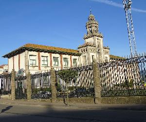 https://upload.wikimedia.org/wikipedia/commons/thumb/9/91/Escuela_Naval_Militar.002_-_Marin.JPG/800px-Escuela_Naval_Militar.002_-_Marin.JPG