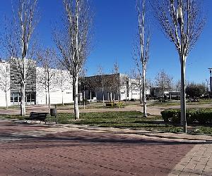 https://upload.wikimedia.org/wikipedia/commons/thumb/9/92/Aularios_1_y_2_campus_Fuenlabrada.jpg/800px-Aularios_1_y_2_campus_Fuenlabrada.jpg