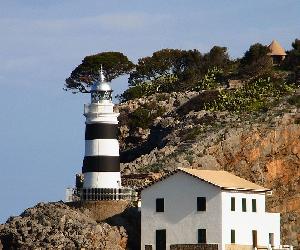 https://upload.wikimedia.org/wikipedia/commons/thumb/9/9b/Faro_de_Punta_de_Sa_Creu_en_el_Port_de_S%C3%B3ller_km.jpg/800px-Faro_de_Punta_de_Sa_Creu_en_el_Port_de_S%C3%B3ller_km.jpg