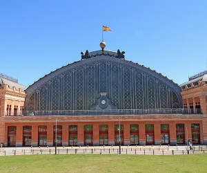 https://upload.wikimedia.org/wikipedia/commons/thumb/9/9e/Estaci%C3%B3n_de_Atocha_(Madrid)_19.jpg/1200px-Estaci%C3%B3n_de_Atocha_(Madrid)_19.jpg