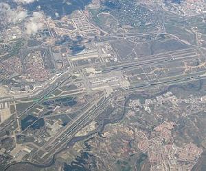 https://upload.wikimedia.org/wikipedia/commons/thumb/9/9f/Madrid-Barajas_-_Aerial_photograph.jpg/450px-Madrid-Barajas_-_Aerial_photograph.jpg