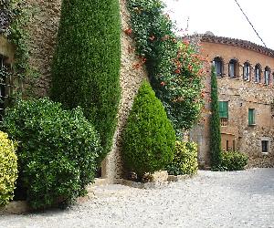 https://upload.wikimedia.org/wikipedia/commons/thumb/9/9f/Peratallada_-_005.jpg/1024px-Peratallada_-_005.jpg