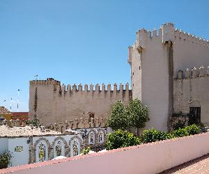 https://upload.wikimedia.org/wikipedia/commons/thumb/0/04/Castillo_de_Los_Molares_04.jpg/1920px-Castillo_de_Los_Molares_04.jpg