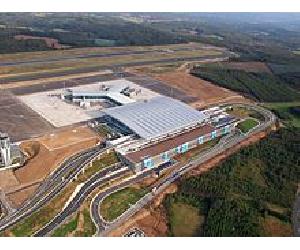 https://upload.wikimedia.org/wikipedia/commons/thumb/0/0a/Vista_a%C3%A9rea_de_la_nueva_terminal_del_aeropuerto_de_Santiago_de_Compostela.jpg/220px-Vista_a%C3%A9rea_de_la_nueva_terminal_del_aeropuerto_de_Santiago_de_Compostela.jpg