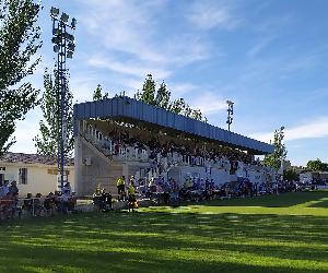 https://upload.wikimedia.org/wikipedia/commons/thumb/0/0b/Estadio_El_Carmen_Sari%C3%B1ena.jpg/1600px-Estadio_El_Carmen_Sari%C3%B1ena.jpg