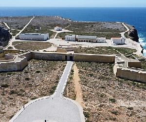 https://upload.wikimedia.org/wikipedia/commons/thumb/0/0b/Fortaleza_de_Sagres_1_-_11.04.2023.jpg/640px-Fortaleza_de_Sagres_1_-_11.04.2023.jpg