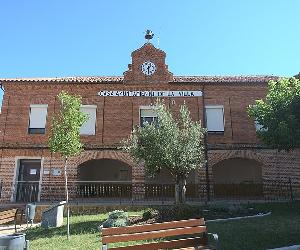 https://upload.wikimedia.org/wikipedia/commons/thumb/0/0c/Ayuntamiento_de_Villalobos.jpg/800px-Ayuntamiento_de_Villalobos.jpg