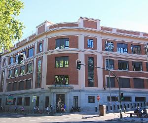 https://upload.wikimedia.org/wikipedia/commons/thumb/1/16/Colegio_Palacio_Vald%C3%A9s_(Madrid)_01.jpg/800px-Colegio_Palacio_Vald%C3%A9s_(Madrid)_01.jpg