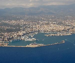 https://upload.wikimedia.org/wikipedia/commons/thumb/1/17/Port_de_Palma_03.JPG/1200px-Port_de_Palma_03.JPG