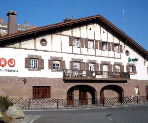 https://upload.wikimedia.org/wikipedia/commons/thumb/1/11/Renter%C3%ADa_-_Estaci%C3%B3n_de_Lezo-Renter%C3%ADa,_de_Adif_2.jpg/1276px-Mapcarta.jpg