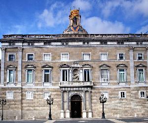 https://upload.wikimedia.org/wikipedia/commons/thumb/1/12/Casa_generalitat_web.jpg/1200px-Casa_generalitat_web.jpg